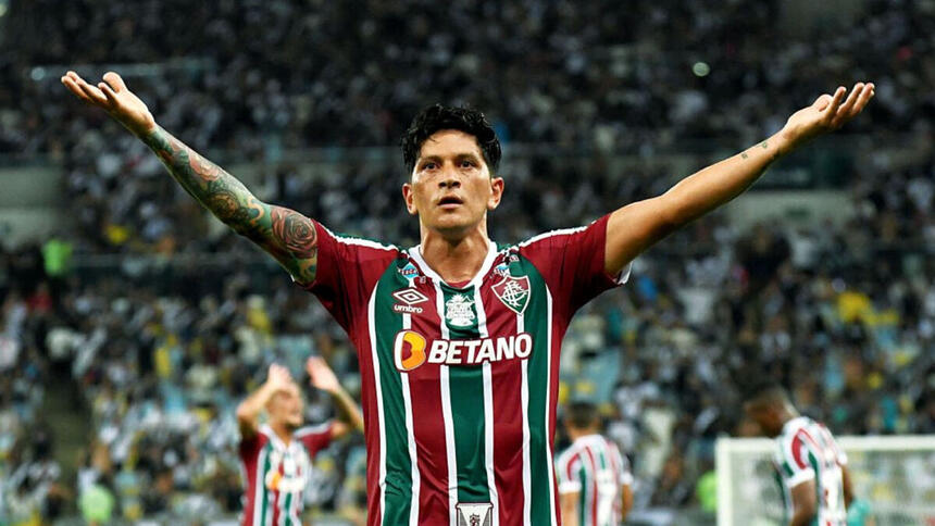 Cano de braços abertos, comemorando gol com a camisa do Fluminense