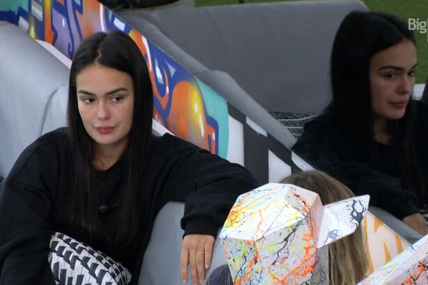 Larissa conversando com Bruna Griphao na varanda do BBB 23