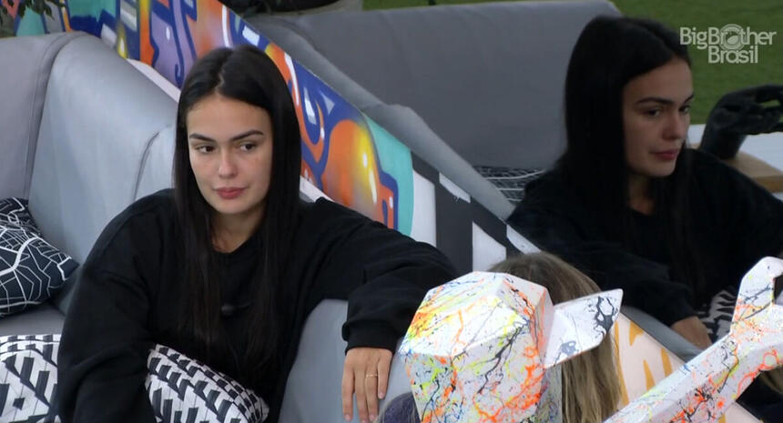 Larissa conversando com Bruna Griphao na varanda do BBB 23