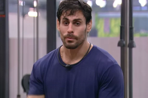 Cara de Sapato com camisa azul, suado, correndo na bicicleta da academia do BBB 23