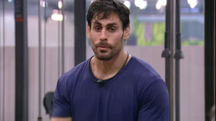 Cara de Sapato com camisa azul, suado, correndo na bicicleta da academia do BBB 23