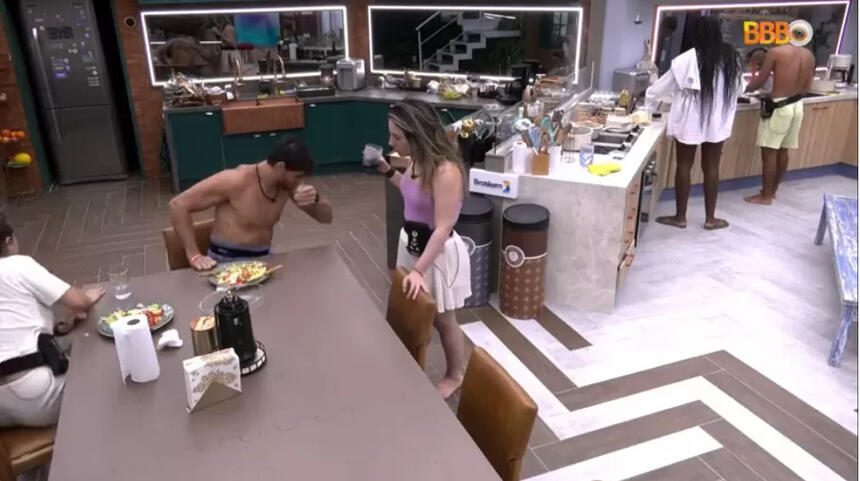 Cara de Sapato cuspindo a comida na cozinha do VIP do BBB 23