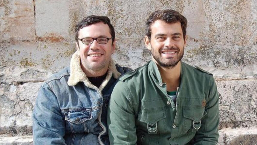 Carmo Dalla Vecchia e João Emanuel Carneiro em foto posada juntos