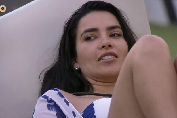 Dania Mendez deitada no jardim do BBB 23 em conversa com brothers