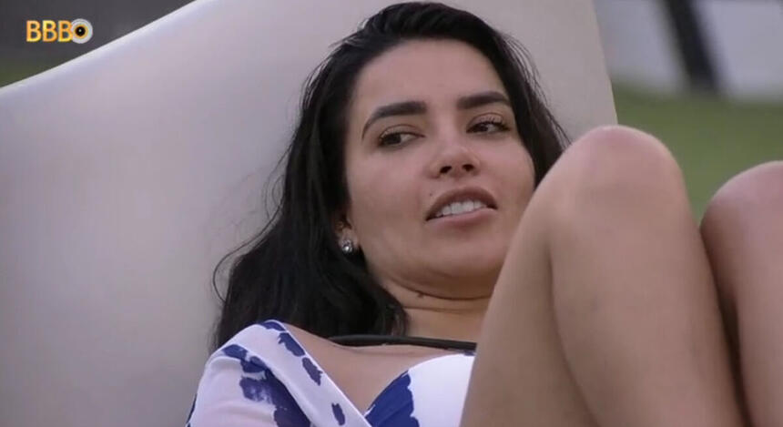 Dania Mendez deitada no jardim do BBB 23 em conversa com brothers