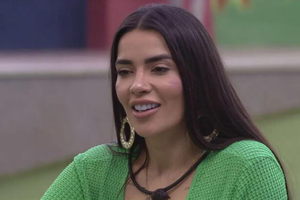 Dania Mendez sentada no jardim da casa do BBB 23