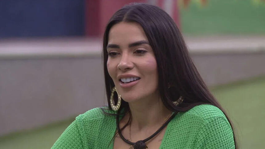 Dania Mendez sentada no jardim da casa do BBB 23