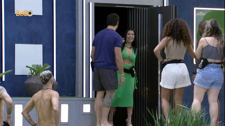 Dania Mendez entrando no BBB 23 e sendo recebida pelos brothers