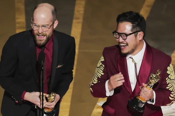 Daniel Kwan e Daniel Scheinert, diretores e roteiristas de 'Tudo em todo lugar ao mesmo tempo', recebendo a estatueta