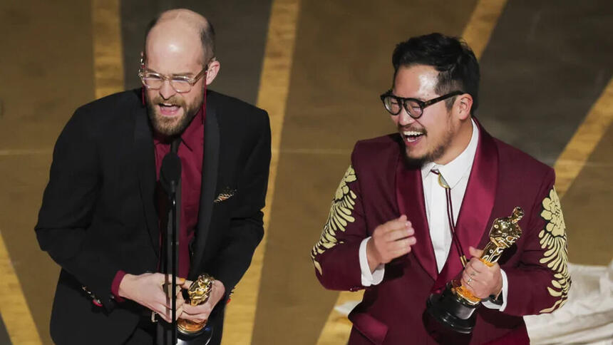 Daniel Kwan e Daniel Scheinert, diretores e roteiristas de 'Tudo em todo lugar ao mesmo tempo', recebendo a estatueta