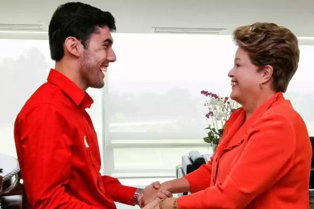 Dilma Bolada e Dilma Rousseff posando juntas, no Palácio da Planalto