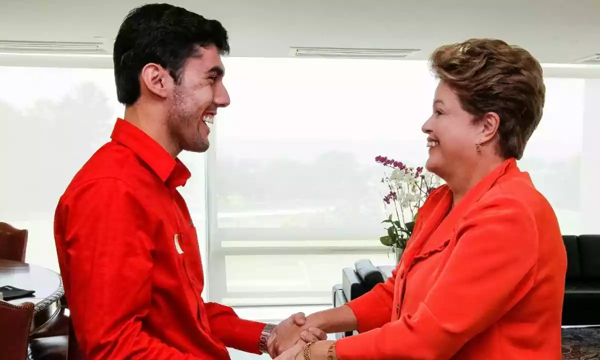 Dilma Bolada e Dilma Rousseff posando juntas, no Palácio da Planalto
