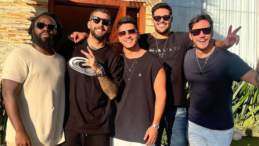 Arthur Aguiar, Douglas Silva, Rodrigo Mussi, Pedro Scooby e Eliezer posado juntos em frente a porta da casa do Arthur Aguiar