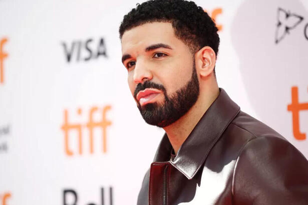 Drake em foto posada nos bastidores do evento