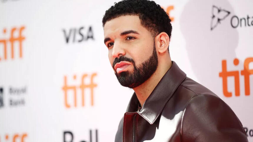 Drake em foto posada nos bastidores do evento