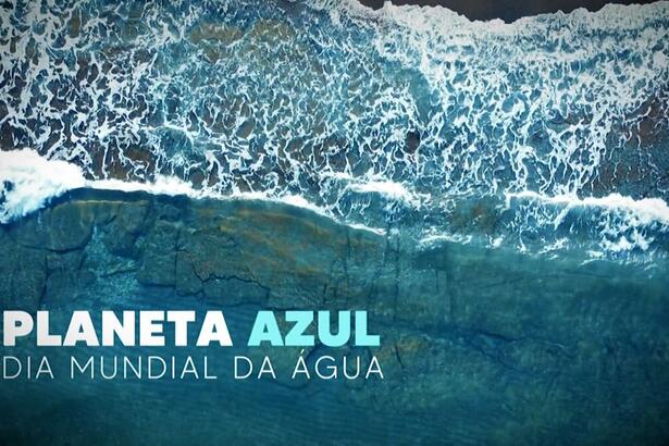 Trecho do especial 'Planeta Azul - Dia Mundial da Água', com a logo em cima de águas na praia