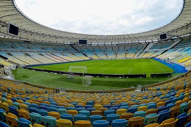 Imagem do estádio do Maracanã, com vista da arquibancada e do estádio vazio