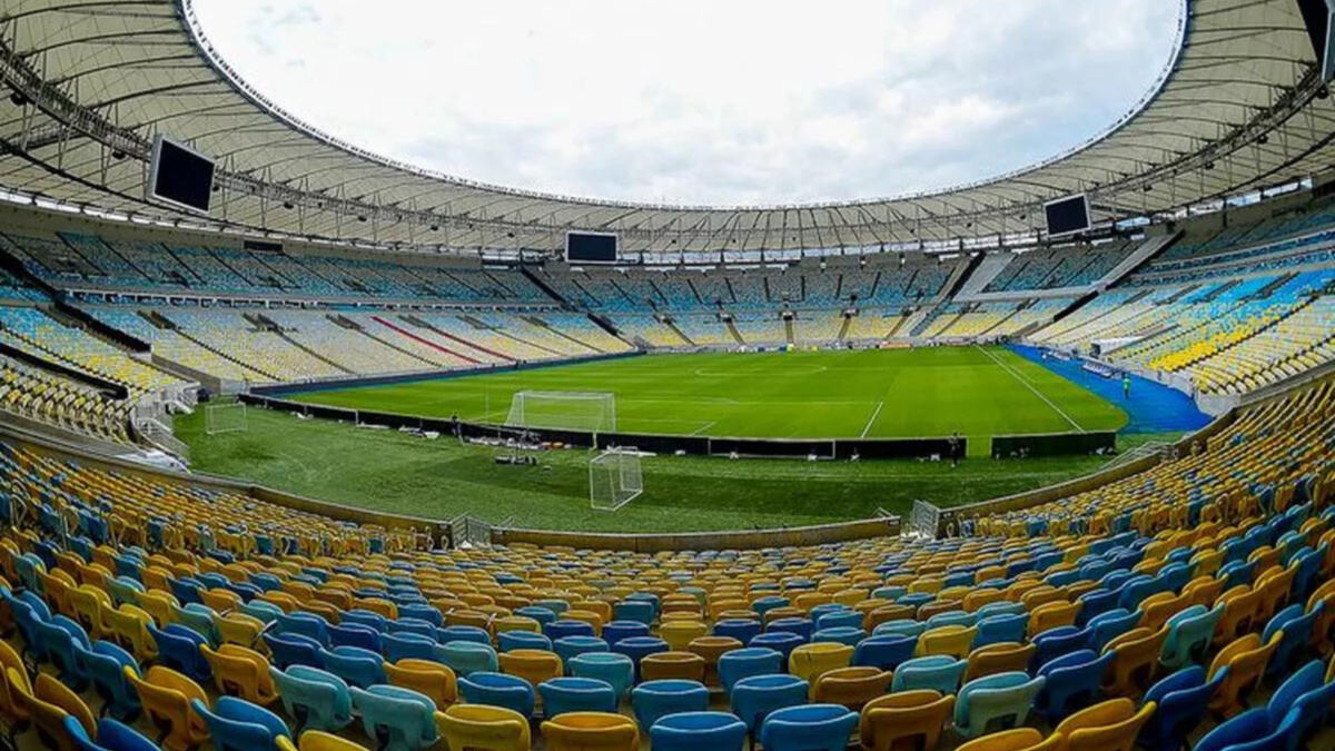 Imagem do estádio do Maracanã, com vista da arquibancada e do estádio vazio