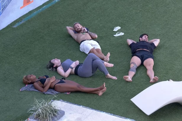 Fred, Aline, Amanda e Cara de Sapato deitados no jardim do BBB 23