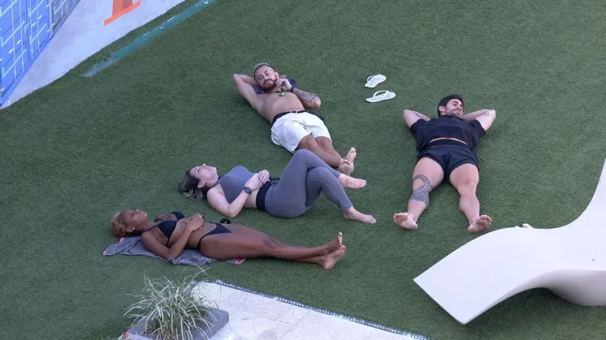 Fred, Aline, Amanda e Cara de Sapato deitados no jardim do BBB 23