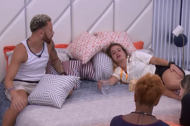 Bruna, Fred e Aline deitados na cama do Lider do BBB 23