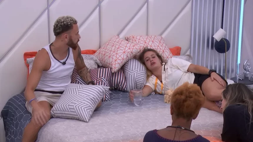 Bruna, Fred e Aline deitados na cama do Lider do BBB 23