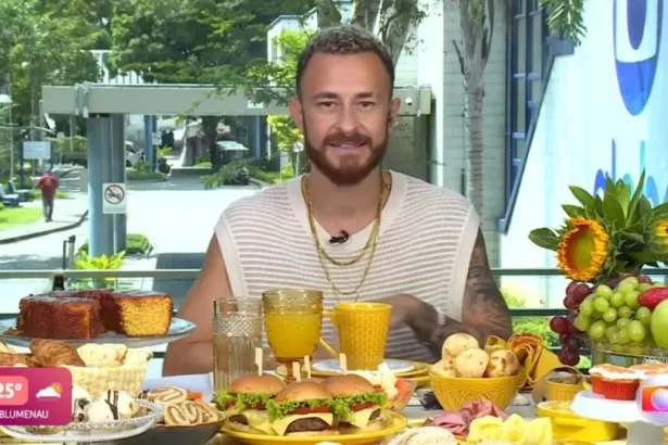 Fred sentado na mesa de café da manhã do Mais Você