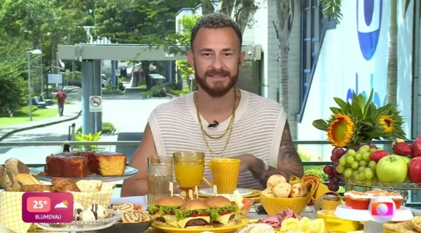 Fred sentado na mesa de café da manhã do Mais Você