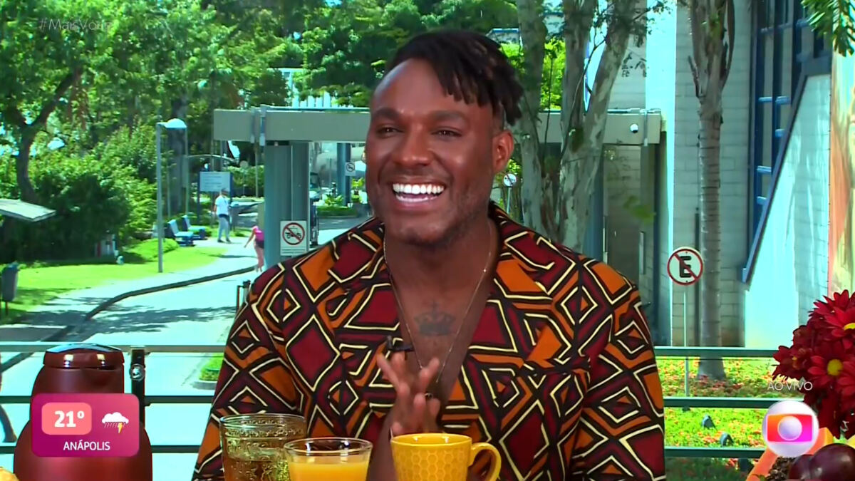 Fred Nicácio sentado na mesa de café da manhã do Mais Você