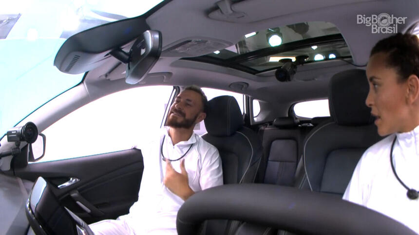 Domitila Barros e Fred dentro do carro no quarto branco do BBB 23