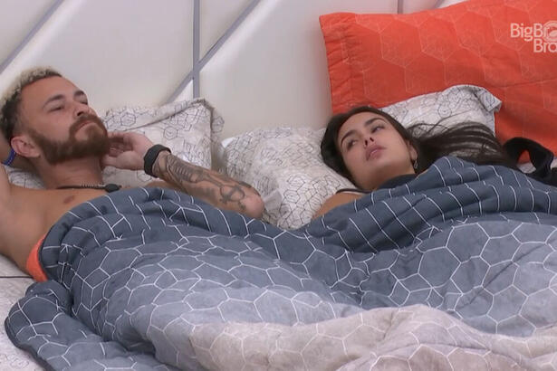 Fred e Larissa deitados no quarto do líder no BBB 23