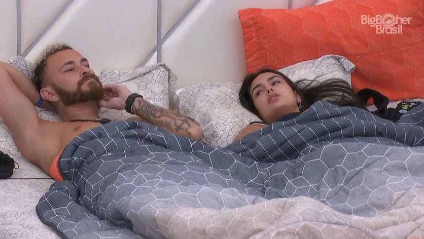 Fred e Larissa deitados no quarto do líder no BBB 23