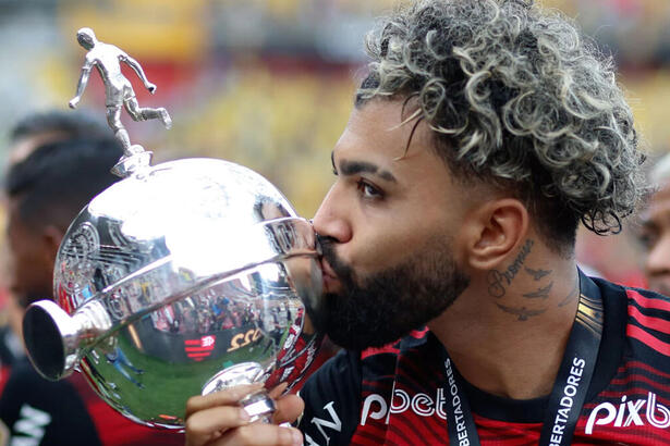 Gabigol beijando a taça da Libertadores, após o título do Flamengo em 2022