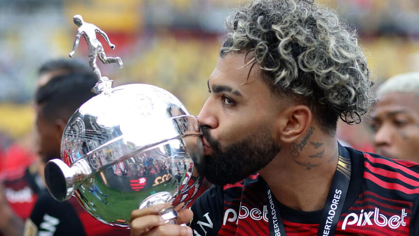 Gabigol beijando a taça da Libertadores, após o título do Flamengo em 2022