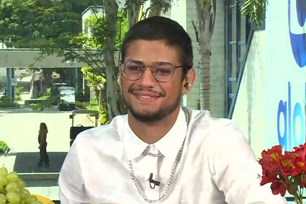 Gabriel Santana sentado na mesa de café da manhã do Mais Você