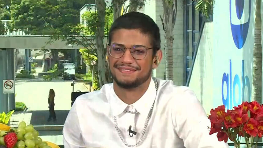 Gabriel Santana sentado na mesa de café da manhã do Mais Você