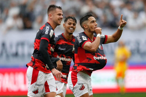 Jogadores do Ituano comemorando o gol contra o Corinthians no jogo pelo Paulistão. Um dos jogadores coloca a bola dentro da camiseta