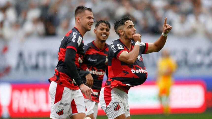 Jogadores do Ituano comemorando o gol contra o Corinthians no jogo pelo Paulistão. Um dos jogadores coloca a bola dentro da camiseta