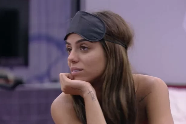 Key Alves com a mão no queixo, cabelo solto, sentada durante conversa na Casa do Reencontro do BBB 23