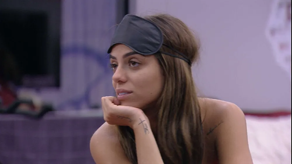 Key Alves com a mão no queixo, cabelo solto, sentada durante conversa na Casa do Reencontro do BBB 23