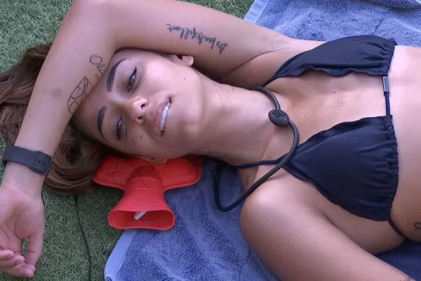 Key Alves de biquini preto, deitada no jardim do BBB 23