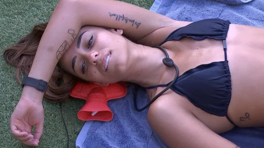 Key Alves de biquini preto, deitada no jardim do BBB 23