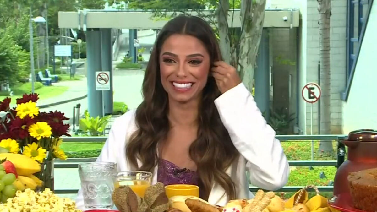 Key Alves sentada na mesa de café da manhã do Mais Você