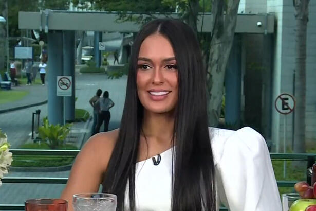 Larissa sentada na mesa de café da manhã do Mais Você