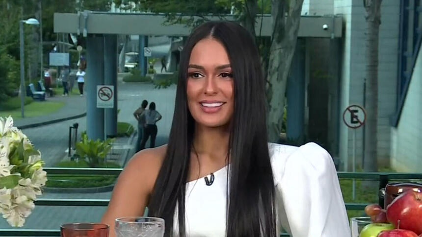 Larissa sentada na mesa de café da manhã do Mais Você