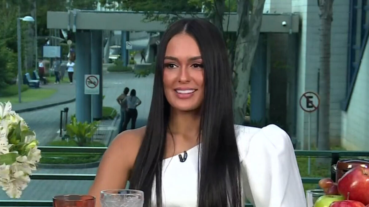 Larissa sentada na mesa de café da manhã do Mais Você
