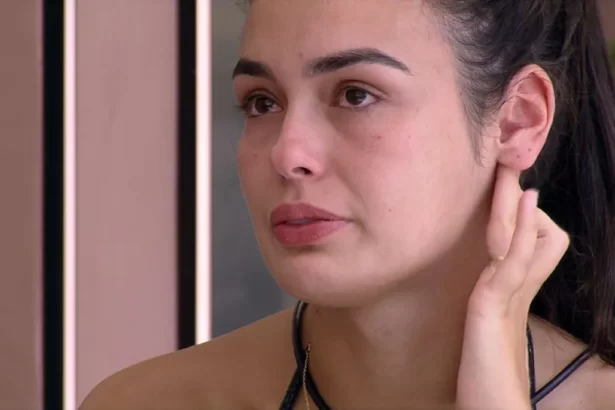 Larissa de cabelo preso, chorando, sentada, em conversa com Marvvila na varanda do BBB 23