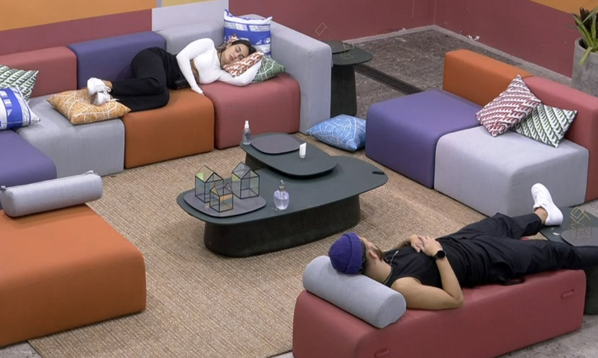 Larissa e Fred deitados na varanda conversando sobre Paredão do BBB 23