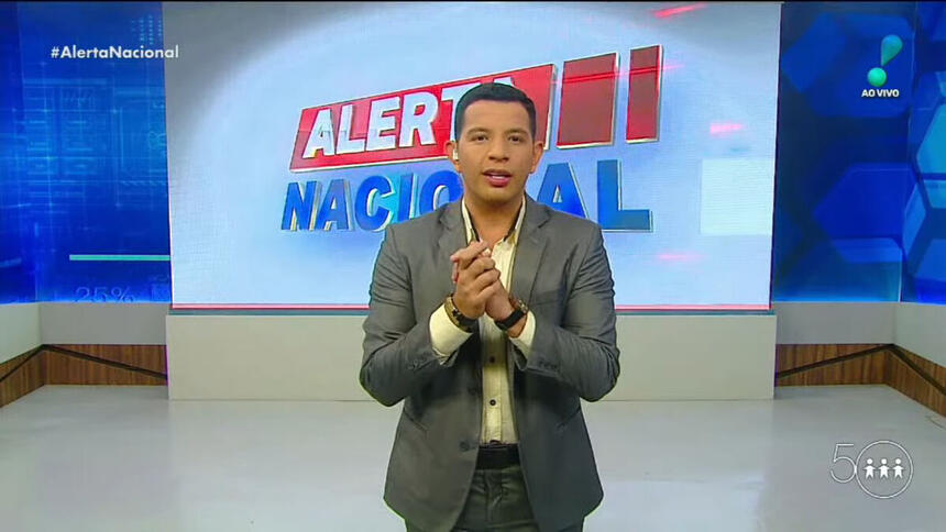 Luiz Rodrigeus apresentando o Alerta Nacional no estúdio da TV A critica, do Amazonas