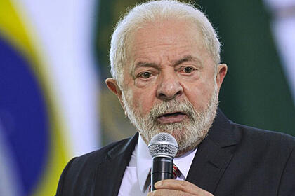 Lula discursando como presidente do Brasil em um evento